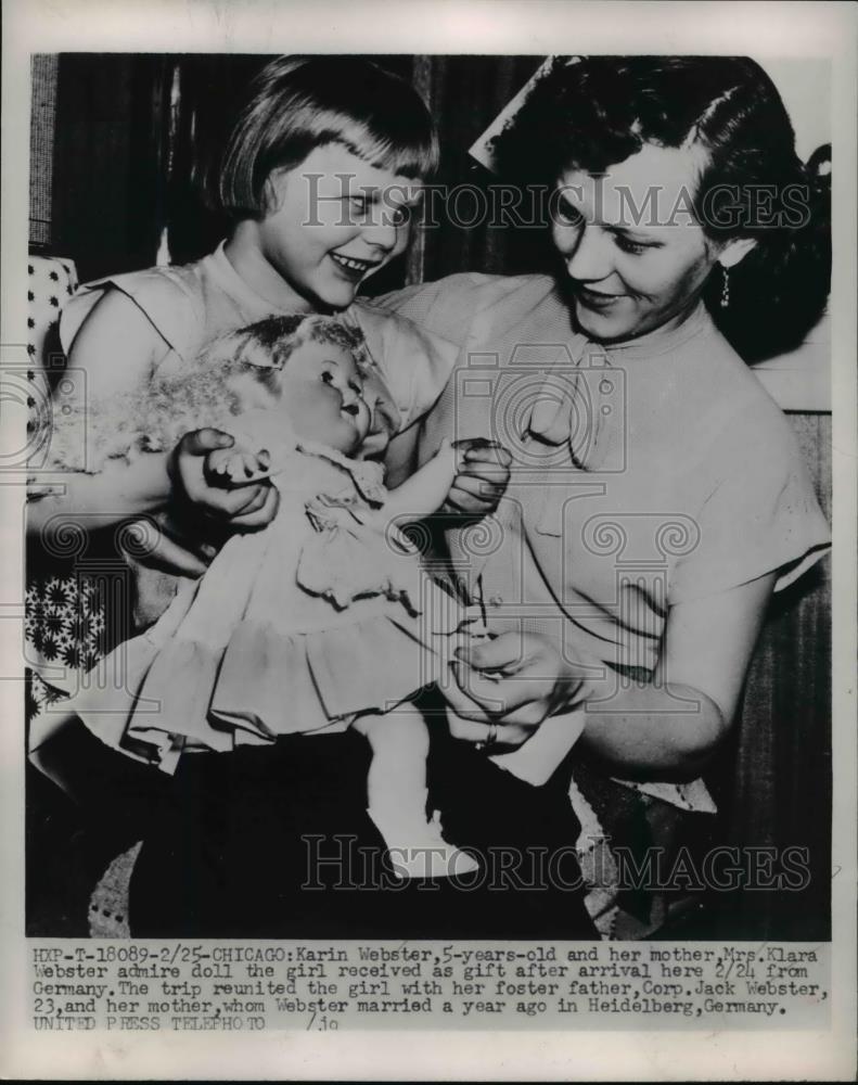 1953 Press Photo Karin Webster and mother Klara Webster admire doll - Historic Images