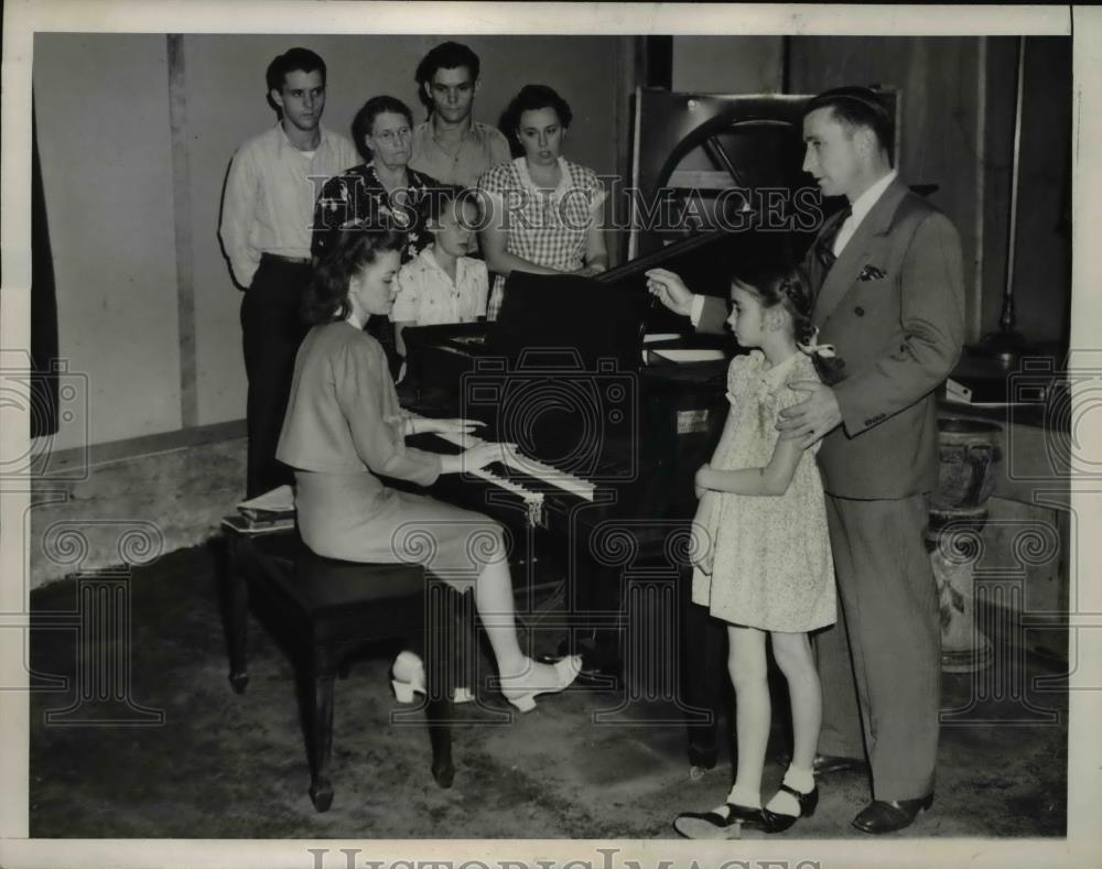 1946 Press Photo A group of people gather around a piano - Historic Images