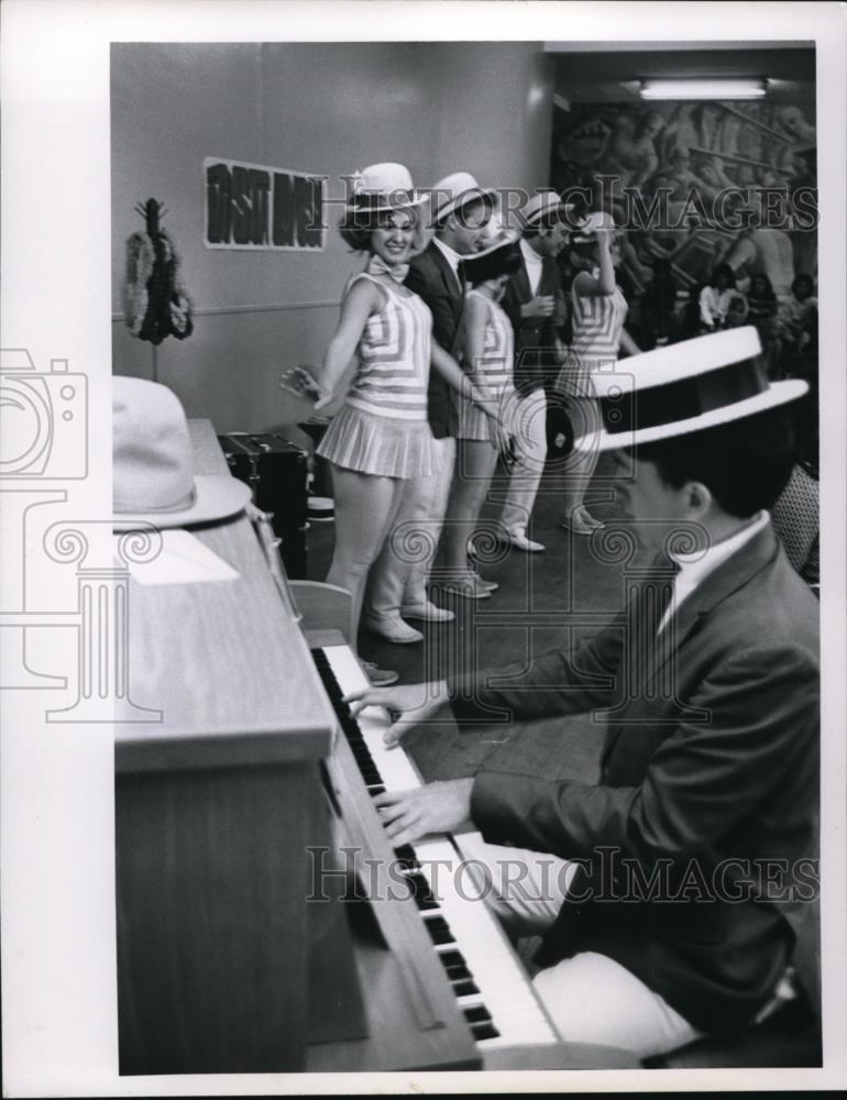 1968 Press Photo David Ambercrombie on the piano with the dancers - Historic Images