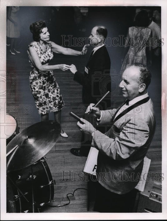 1966 Press Photo Mr & Mrs Fleischman, Law Elegart band leader - Historic Images