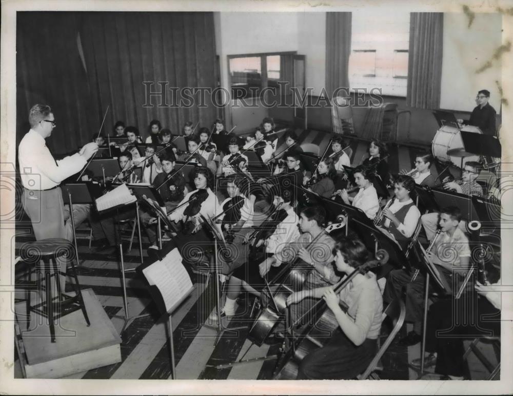 1960 Press Photo Rudolph Von Unruh leads Roosevelt Elementary Orchestra - Historic Images