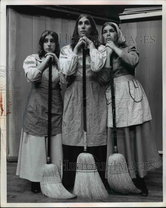 1971 Press Photo Debby & Helene Leonard, Laura Snyder, Fiddler on the Roof - Historic Images