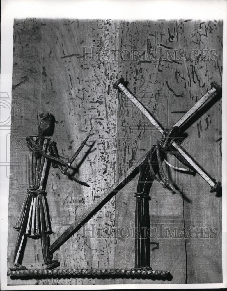 1969 Press Photo Wood base artist Amble Sonaglia created Crucifixion scene - Historic Images