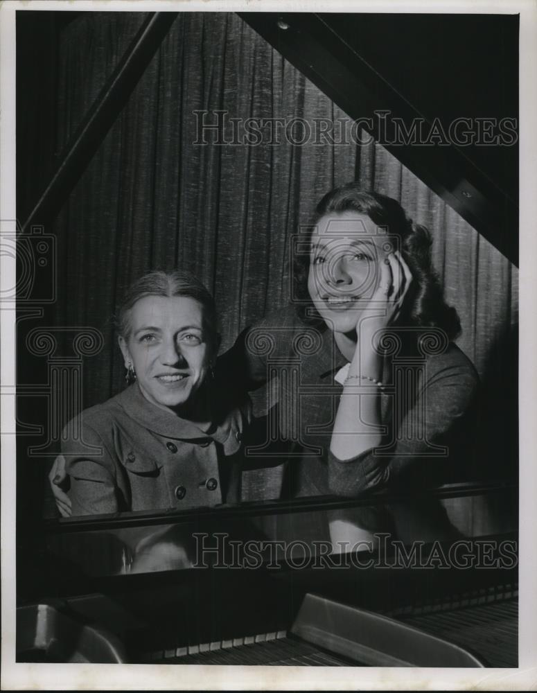 1955 Press Photo Betty Clooney - Historic Images