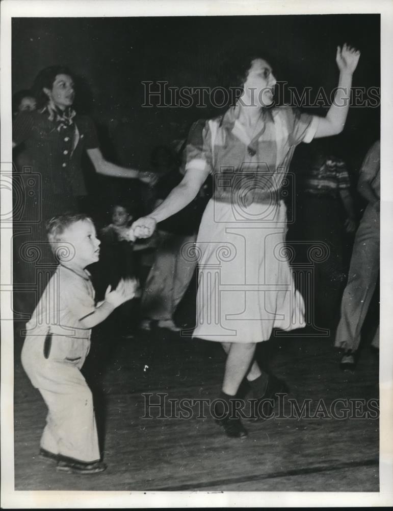 1939 Press Photo Los Angeles Housewives, Little Boy Clog Dancing - Historic Images