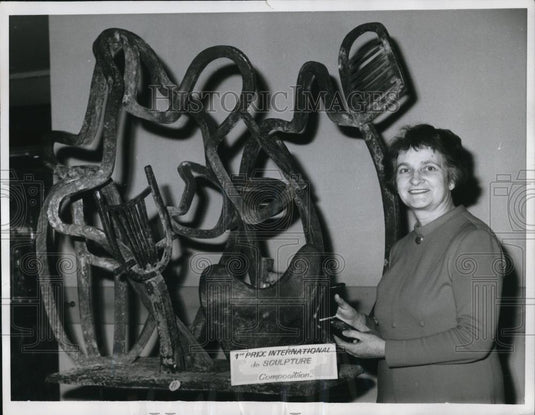 1968 Press Photo Marie Zoe Greene-Mercier & "Orpheus & Eurydice" Sculpture - Historic Images