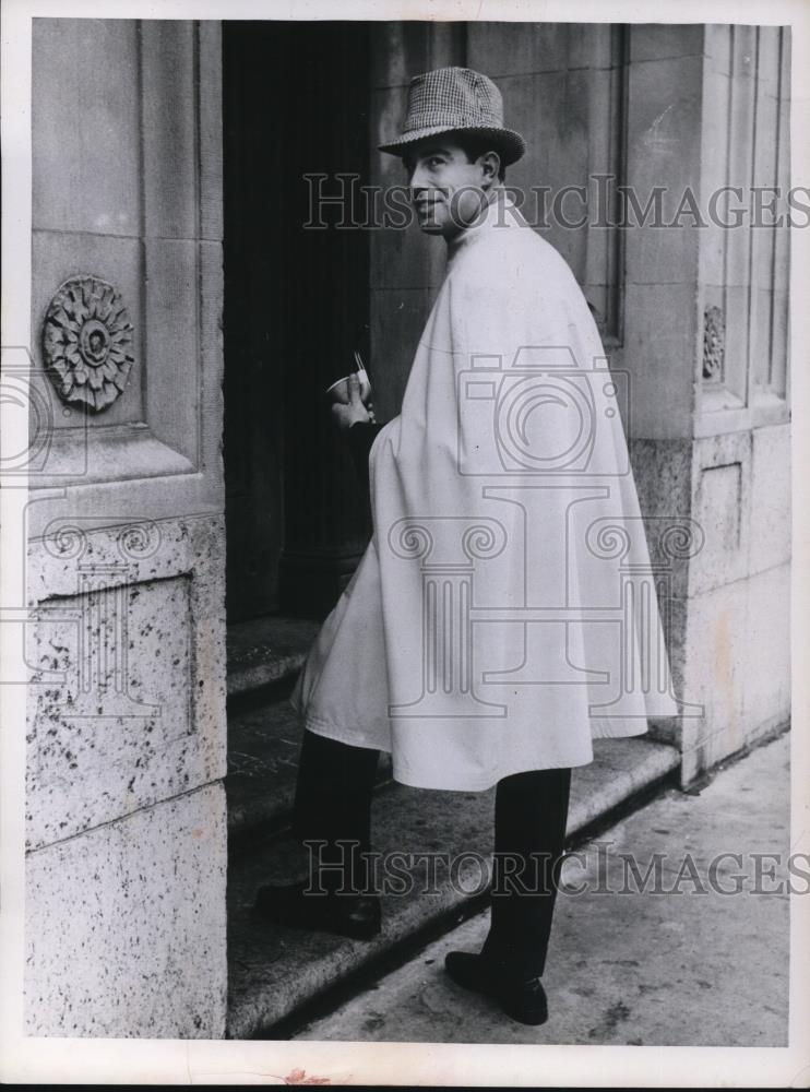 1959 Press Photo Mainly for men Rain cape is new idea for rain wear b y Golden - Historic Images