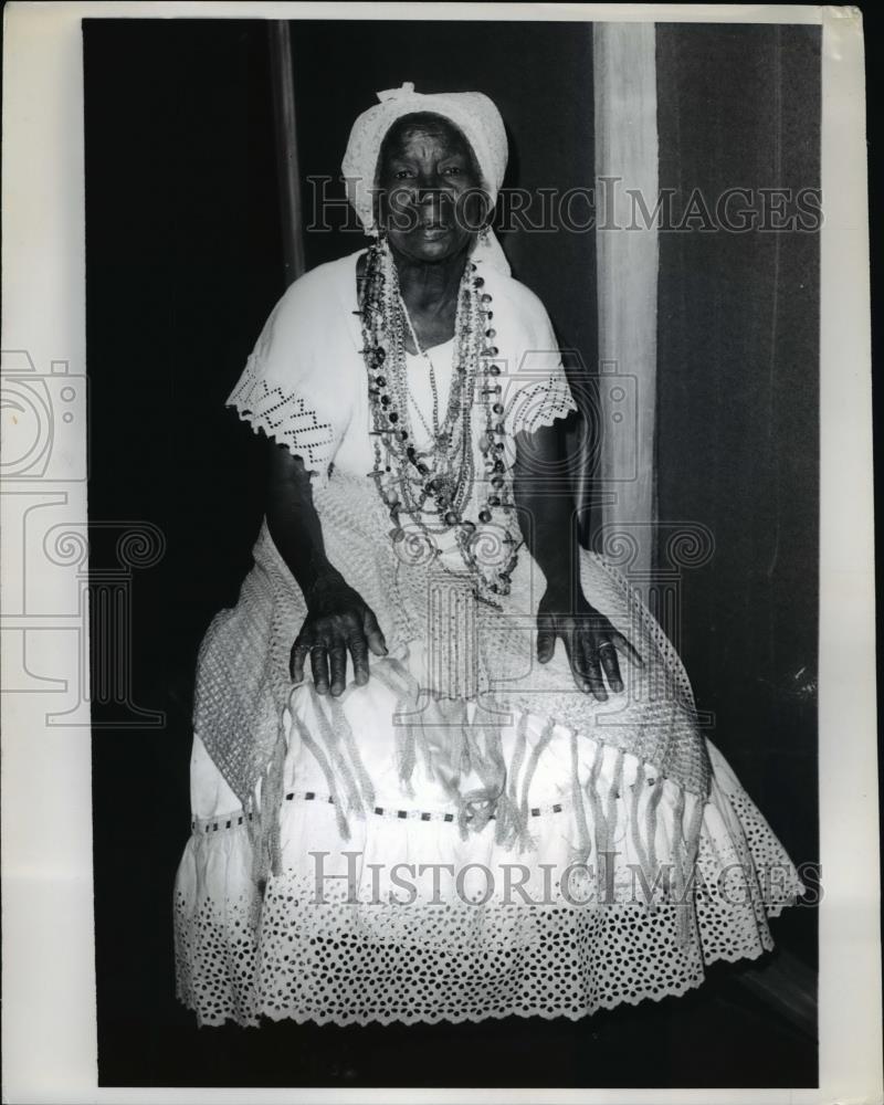 1970 Press Photo Mae Zefa,103 year old entertained the members of a weekend bash - Historic Images