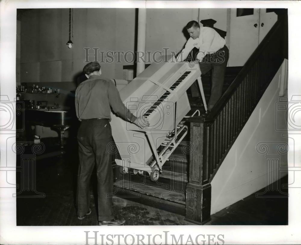 1960 Press Photo Piano being moves on a Stair cat cart by New Design Corp - Historic Images