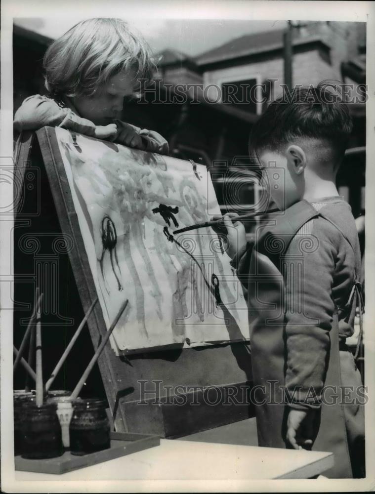 1957 Press Photo Antony Oliver a devotee of Drip and Dab school of Painting - Historic Images