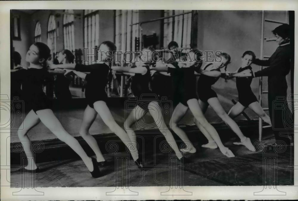 1962 Press Photo I. Semikozova Instructs Girls at Leningrad Trud Society School - Historic Images