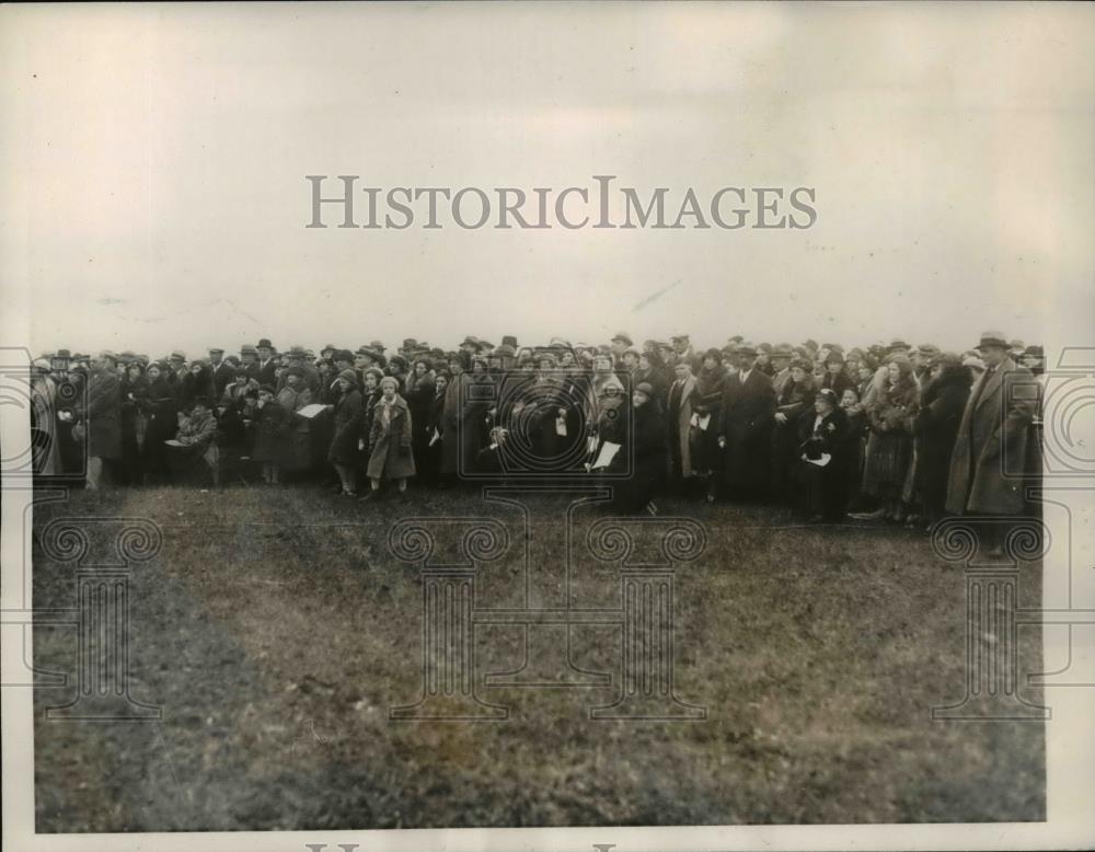 1933 Press Photo Crowd attend service Estate of Col Stanley Todd famous artist - Historic Images