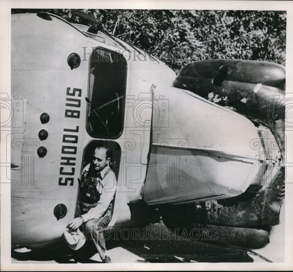 1952 Press Photo School Bus&#39; Accident - Historic Images