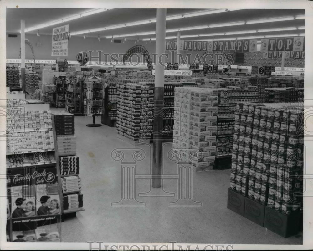 1965 Press Photo Cleveland Kroger Grocery Store Aisles - Historic Images