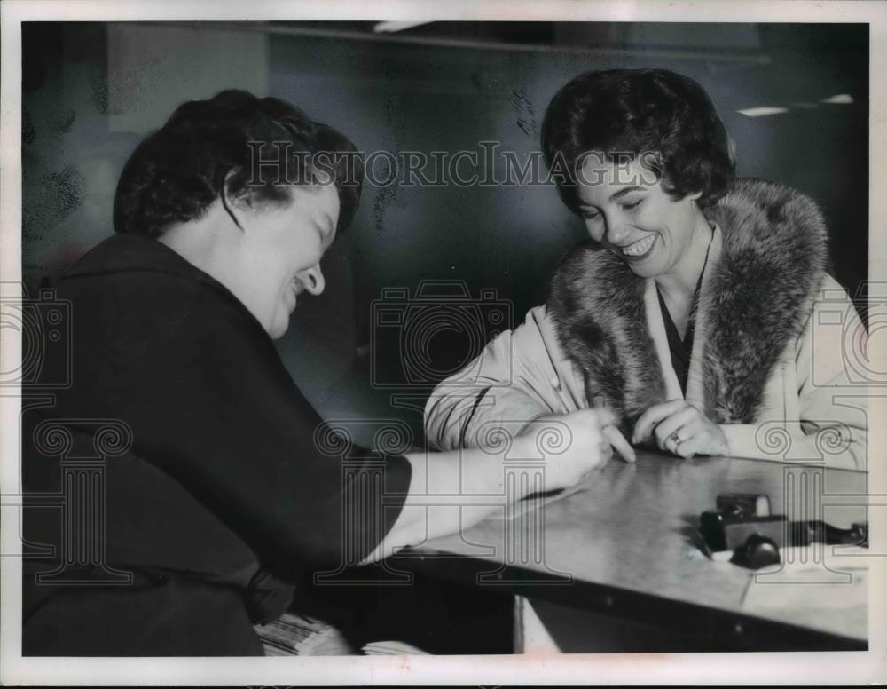 1960 Press Photo Mrs. Laura Oter and Patricia Celesmite - Historic Images