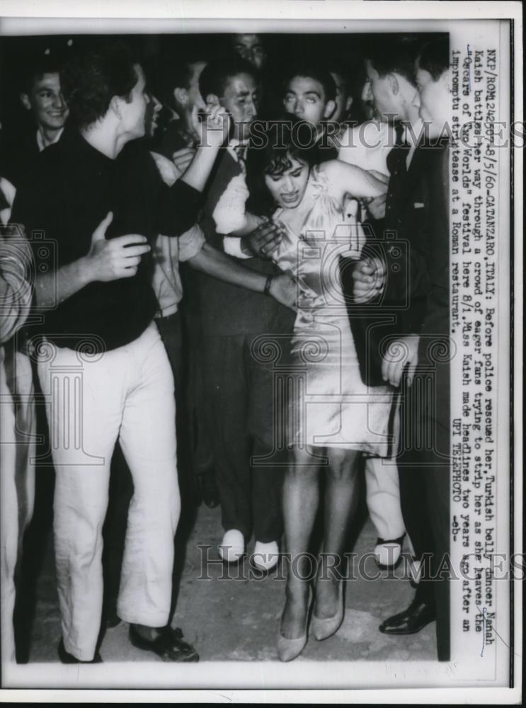 1960 Press Photo Turkish Belly Dancer Nanah Kaish Battles Crowd at Two Worlds - Historic Images