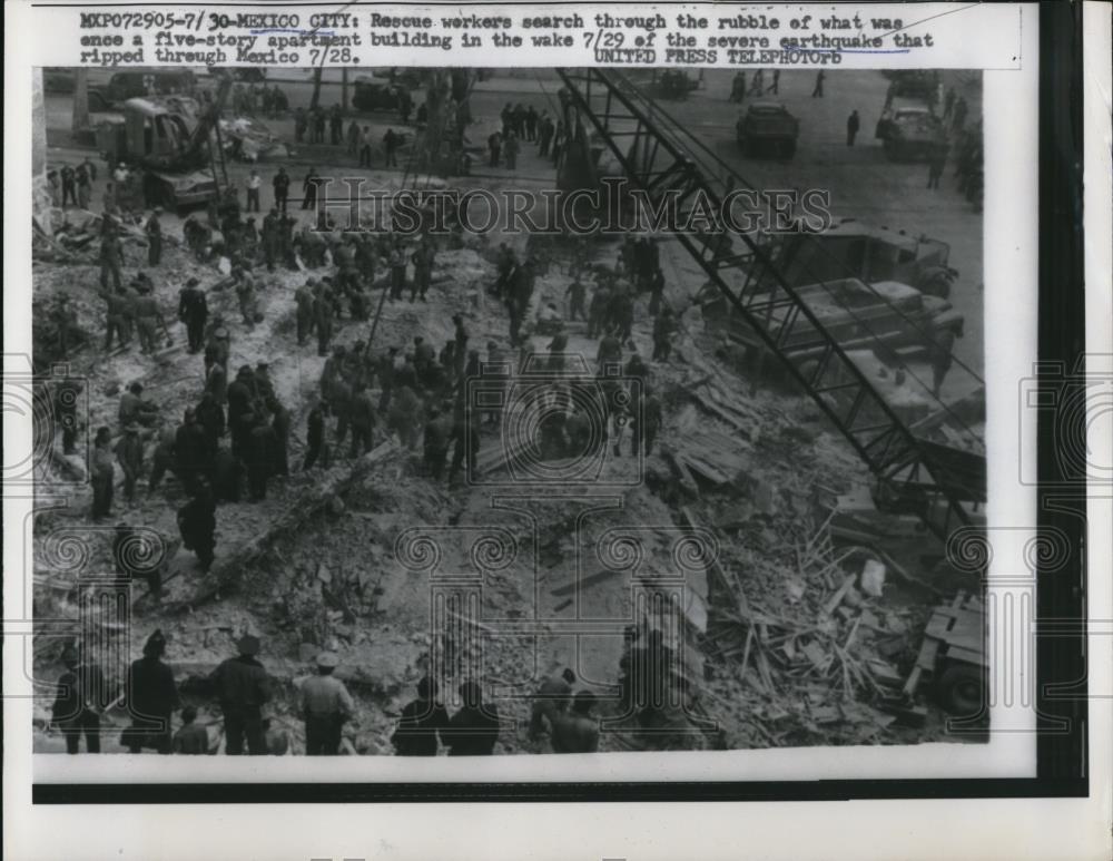 1957 Press Photo Rescue Workers Guerrero Earthquake in Mexico - Historic Images