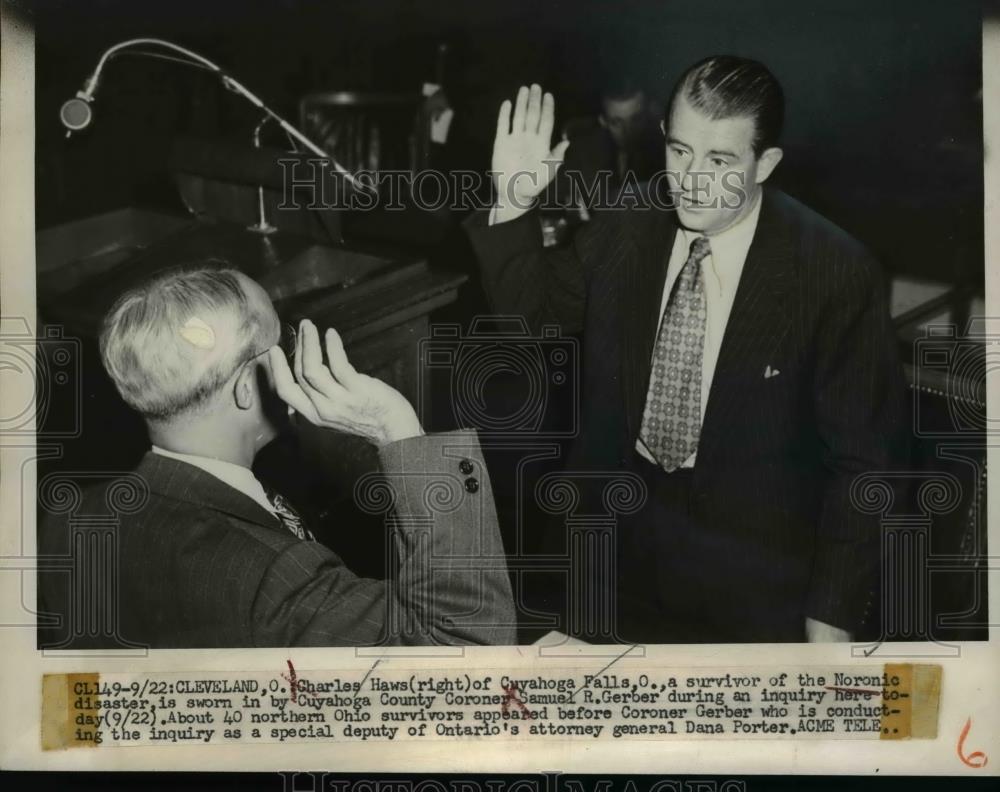 1949 Press Photo Charles Haws (R) getting sworn in by Cuyahoga County Coroner. - Historic Images