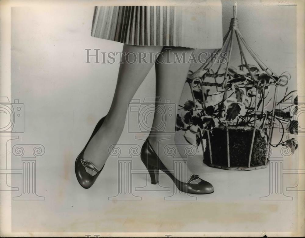 1955 Press Photo A woman models new shoe fashions - Historic Images