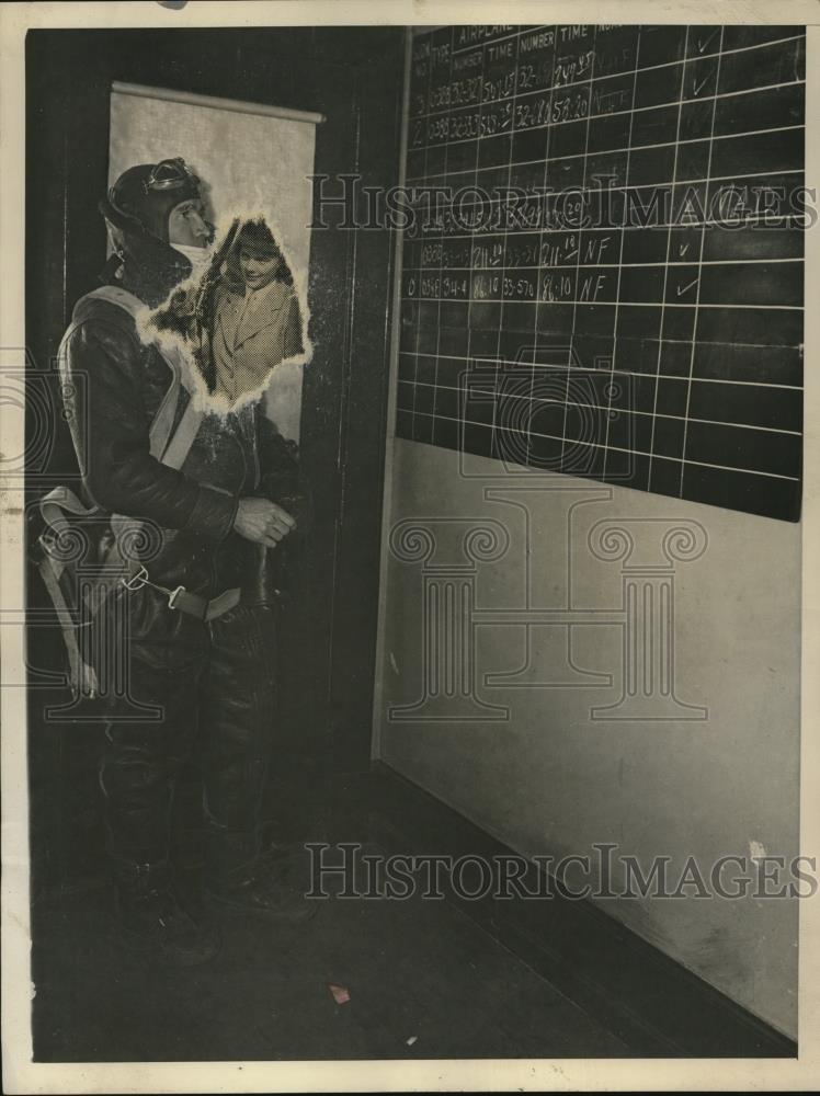 1934 Press Photo Lt Stewart Preparing to Deliver Mail - Historic Images