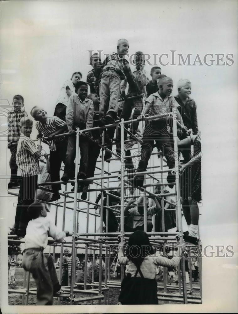 1957 Press Photo Children play at Narimasu Elementary School in Tokyo - Historic Images