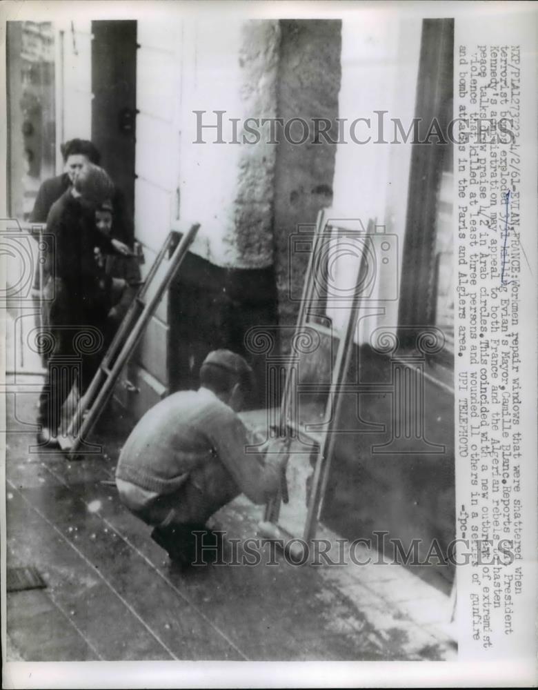 1961 Press Photo The repairing of damaged windows after the terrorist&#39; bombing - Historic Images