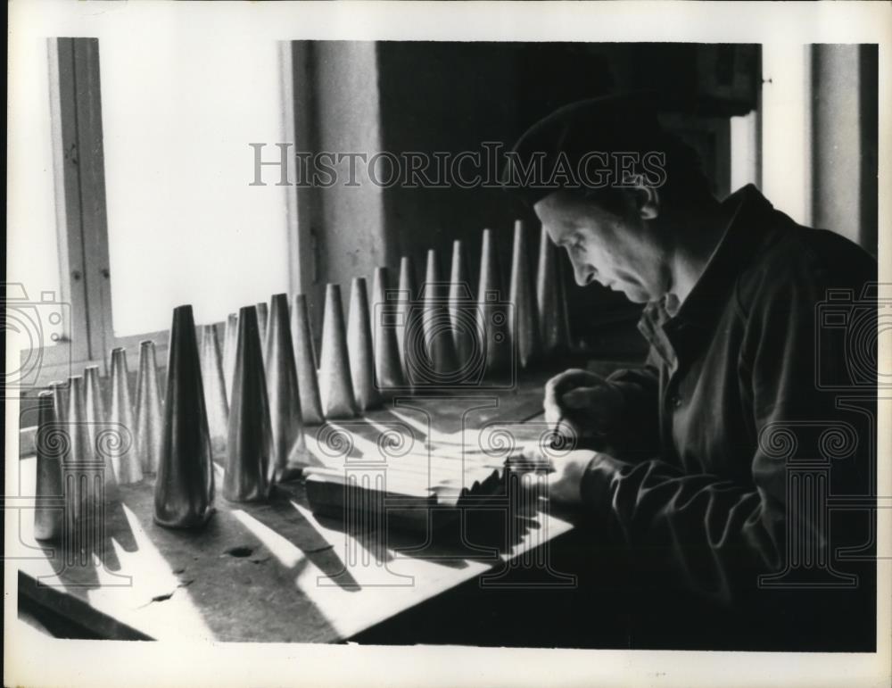 1971 Press Photo Man finishing the pipe edges of an organ destined for Norway - Historic Images
