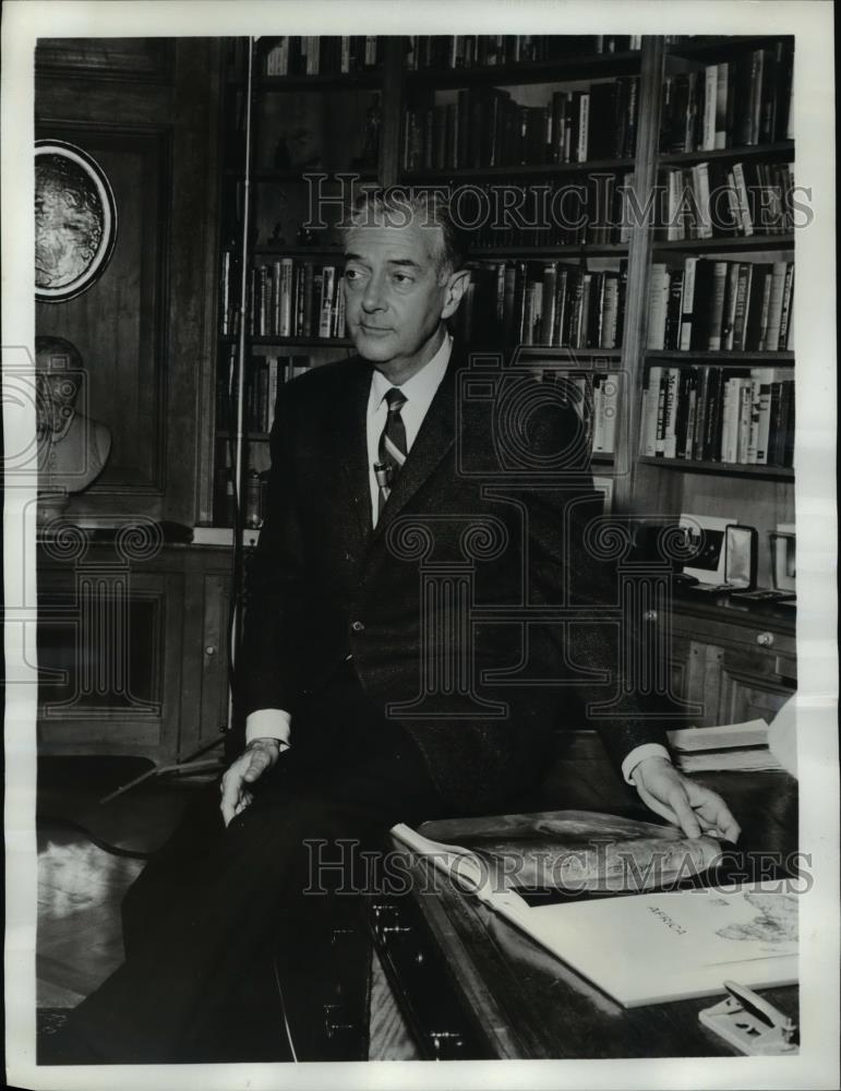 1967 Press Photo Howard Smith, ABC News commentator at his library - Historic Images