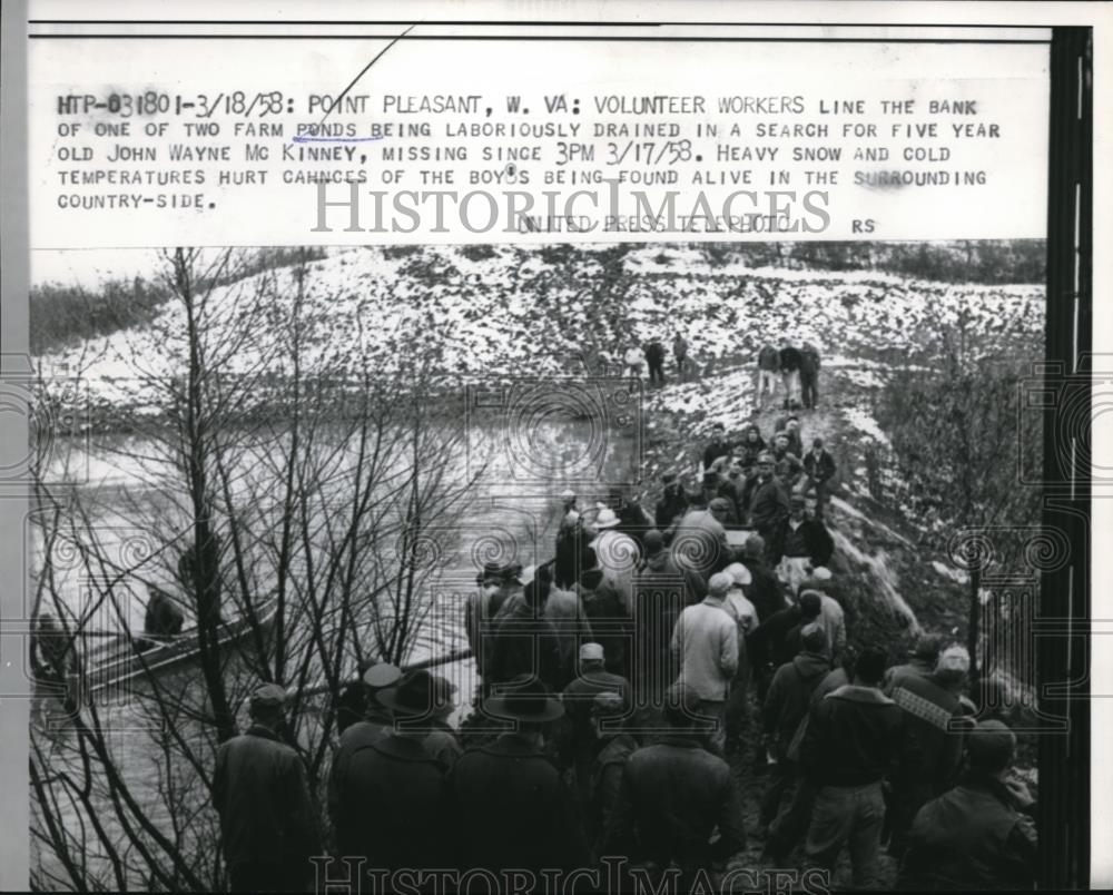 1958 Press Photo Point Pleasant W Va workers help drain floods at Rolfe farm - Historic Images