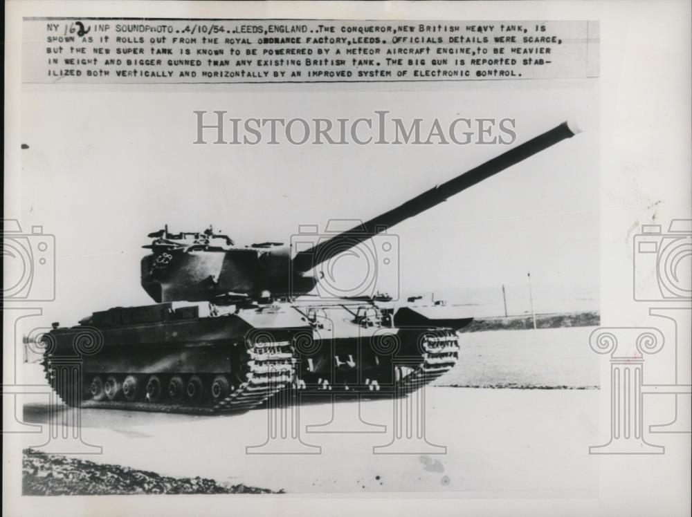 1954 Press Photo Leeds England the new British heavy tank is shown as it rolls - Historic Images