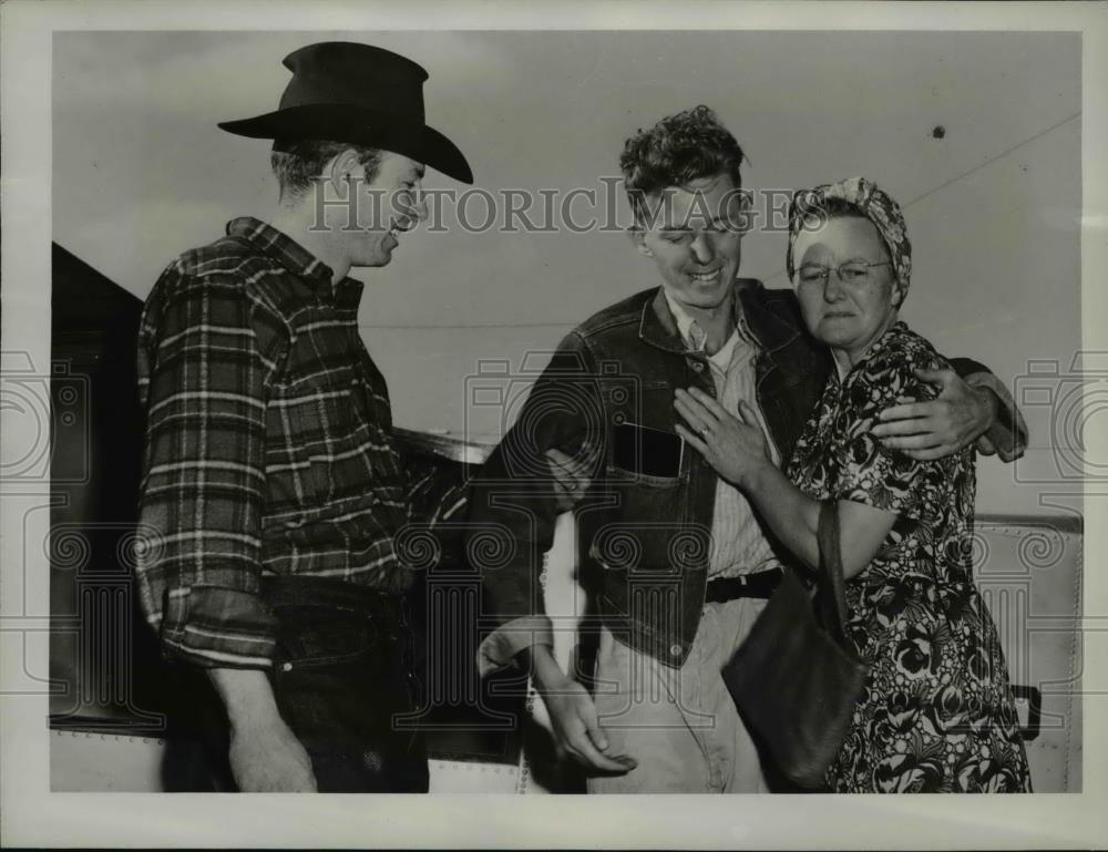 1947 Press Photo Survival from Plane Crashed - Historic Images