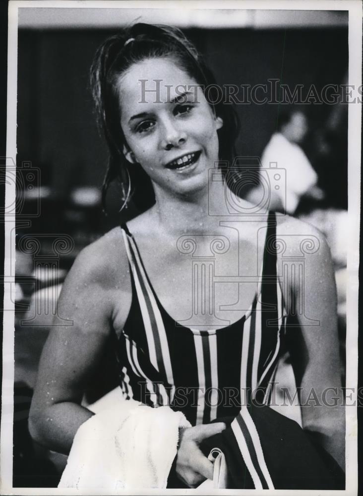 1967 Press Photo Catie Ball, schoolgirl from Jacksonville, Fla., sports a smile - Historic Images