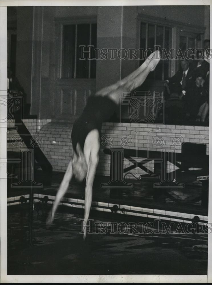 1935 Press Photo John Barrett of Pinceton Doing a Back Dive at City College - Historic Images