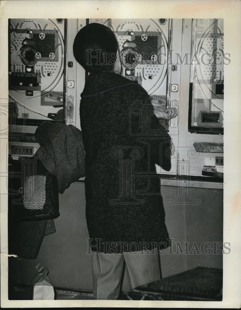 1963 Press Photo Toyko Japan woman playing pachinko machines - Historic Images