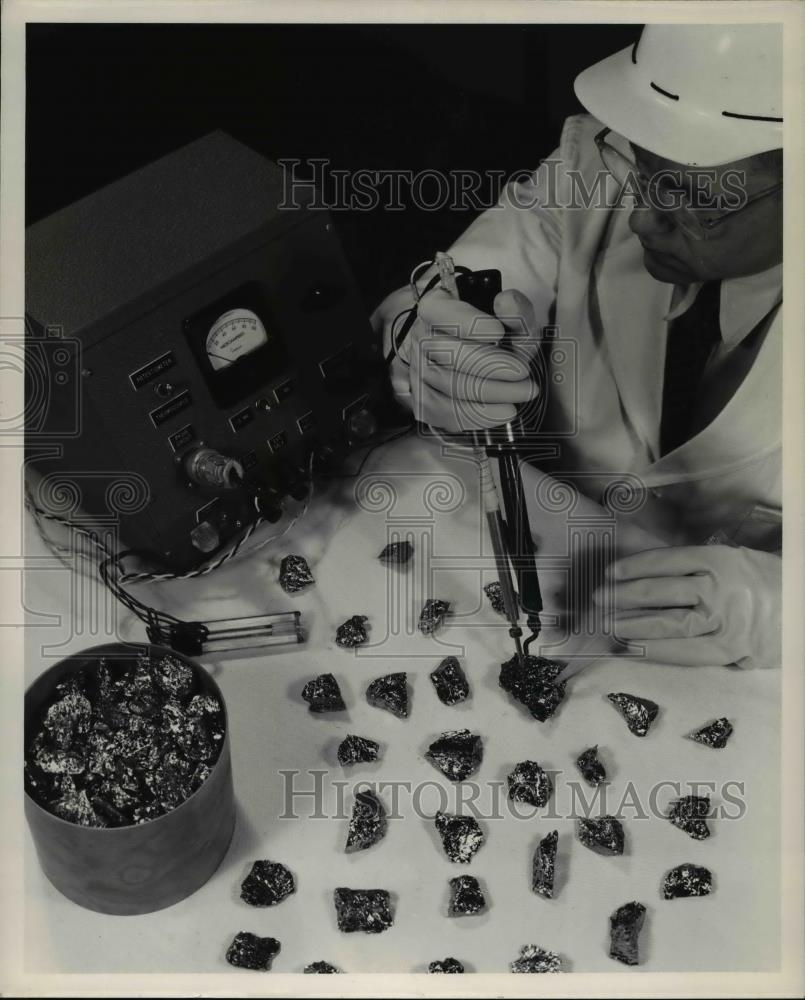 1954 Press Photo Man working with silicon - Historic Images