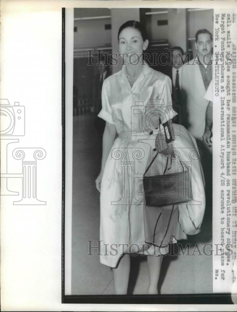 1959 Press Photo Margot Fonteyn at the International Airport en route to board - Historic Images