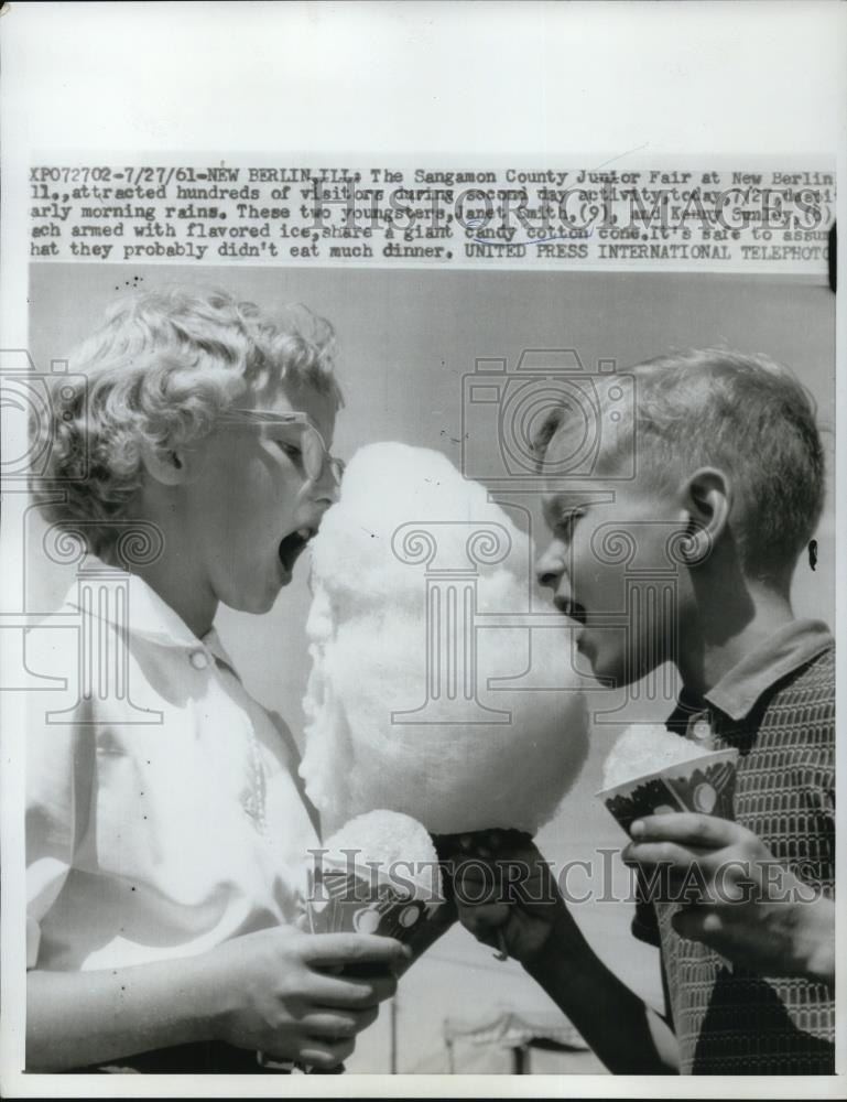 1961 Press Photo New Berlin Ill Janet Smith and Kenny Sunley enjoying flavored - Historic Images