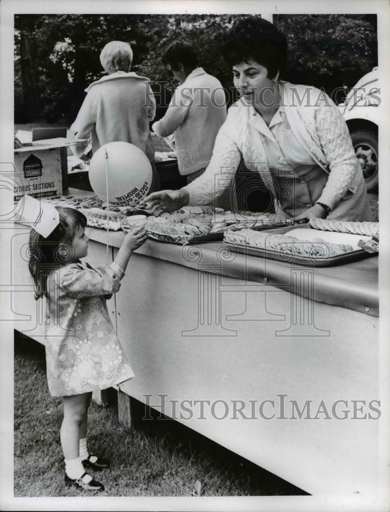 1968 Press Photo Baby Day at Glenville Hospital. - Historic Images