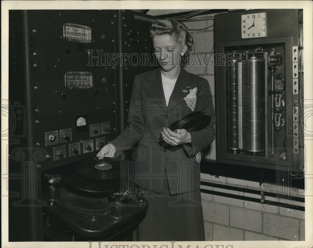 1943 Press Photo Garnet Friedrich using a radio - Historic Images
