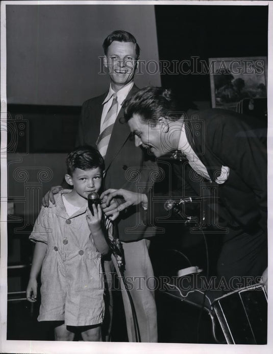 1947 Press Photo Emcee John Reed King and Jim Brown in Give and Take, CBS Radio. - Historic Images