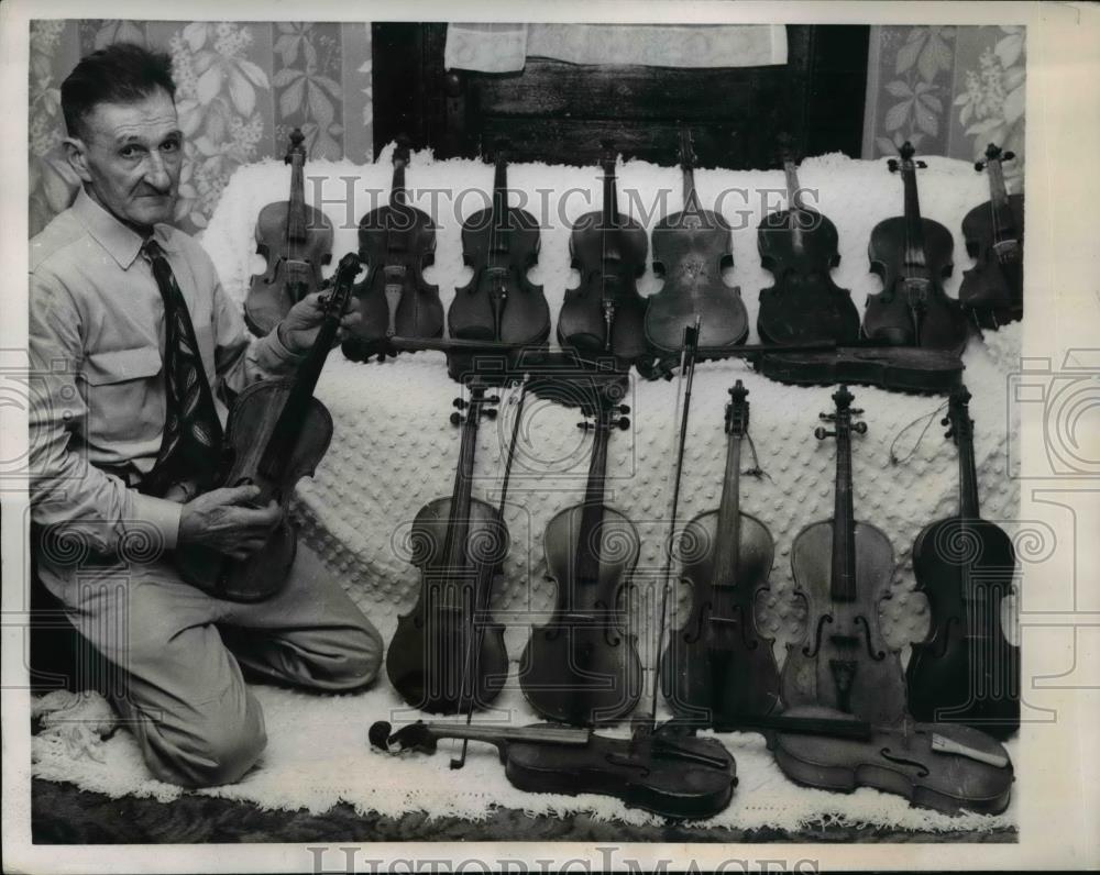 1957 Press Photo J.A. Waldron Violin Collector At Rockvale Tennessee Home - Historic Images