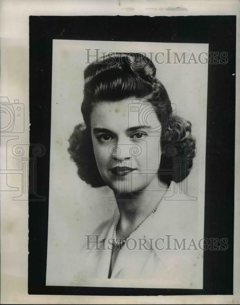 1944 Press Photo Mrs Betty Goldenbagen of Cleveland - Historic Images