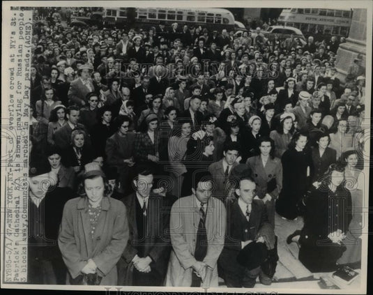 1947 Press Photo Part of overflow crowd at NY's St. Patrick's Cathedral - Historic Images