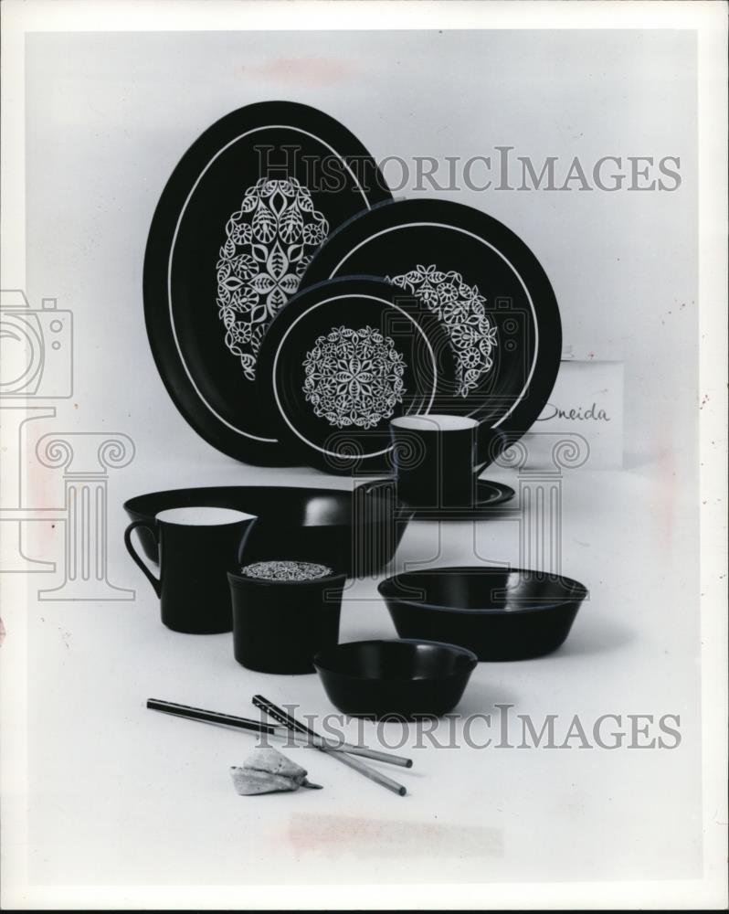 1957 Press Photo A table display of a set of oriental decorated dishes - Historic Images