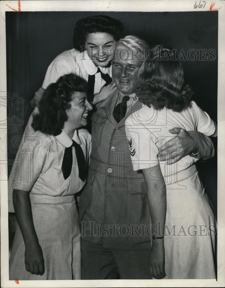 1945 Press Photo Three women congratulates Lieut. Richard Coburn - Historic Images