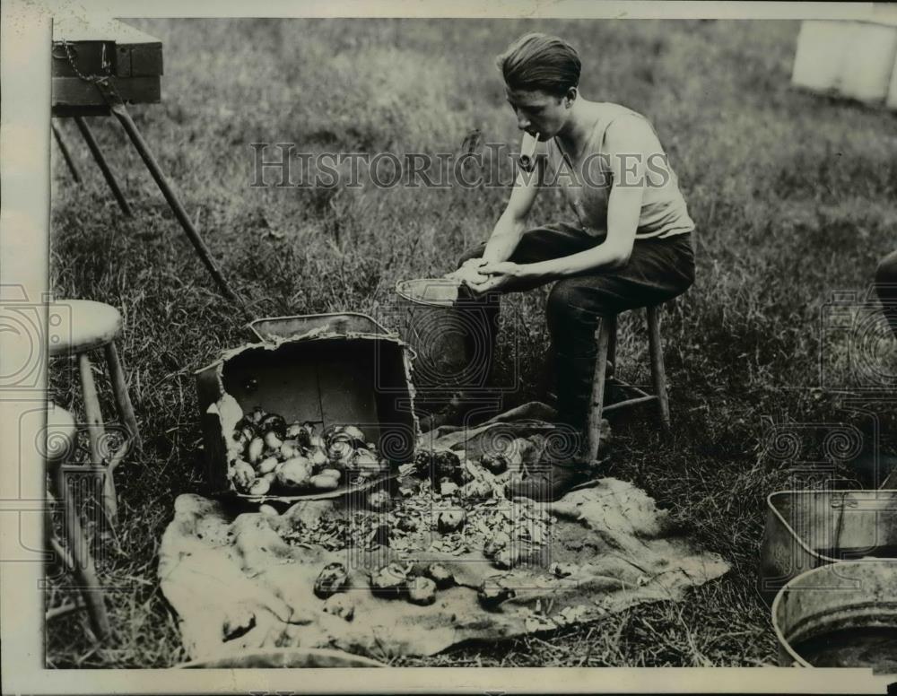 1929 Press Photo 101st Signal Corps Martin Freund prepares for monster war - Historic Images
