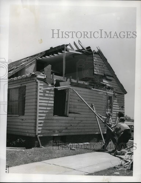 1953 Press Photo of Mr. and Mrs. Simon Moskal and Son Gerhard (12) holding board - Historic Images