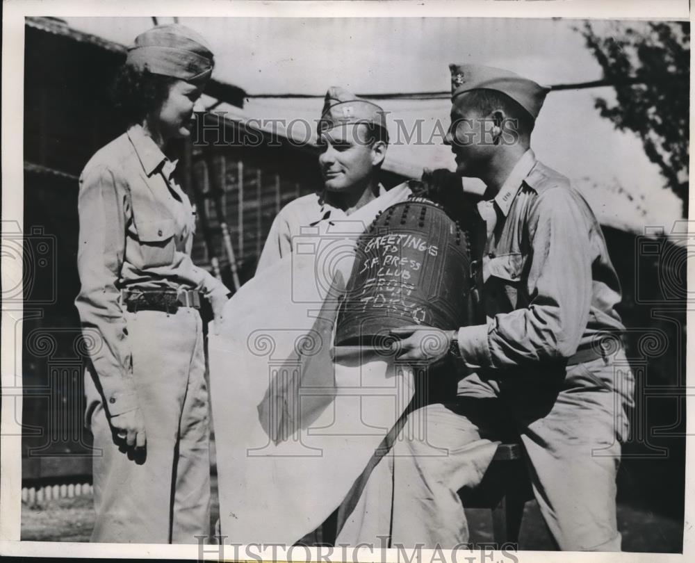 1945 Press Photo Hazel Hertzog, Capt. McCadden and Howard Robbins - Historic Images