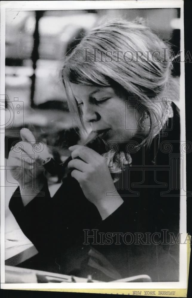 1971 Press Photo UPI London-based reporter Lucinda Franks smoking a pipe - Historic Images