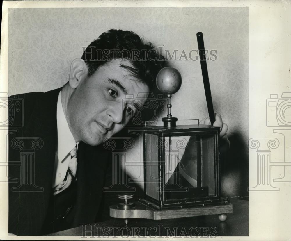 1938 Press Photo Dr. Isay Balinkin and his electroscope - Historic Images